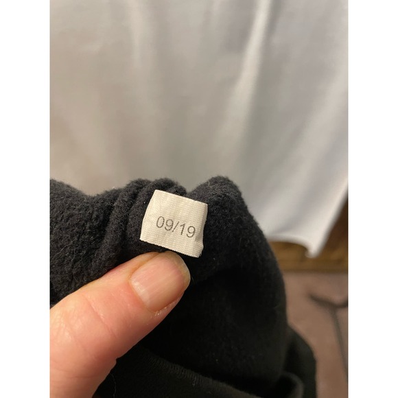 Def Leopard black sweatshirt Pyromania size 21” armpit 23” neck to big ttom - Picture 5 of 7